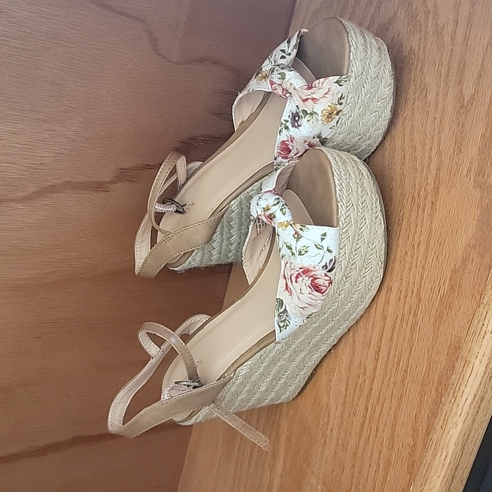 Xhilaration platform wedge sandals size 8